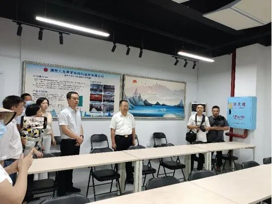市政协主席和区委书记等领导一行到金汇直播电商孵化园进行参观考察工作