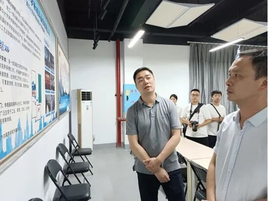 市政协主席和区委书记等领导一行到金汇直播电商孵化园进行参观考察工作
