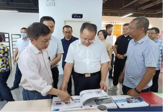 市政协主席和区委书记等领导一行到金汇直播电商孵化园进行参观考察工作